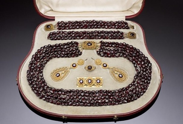 1820 - šperky s českým granátem - empírová souprava baronky Ulriky von Levetzow