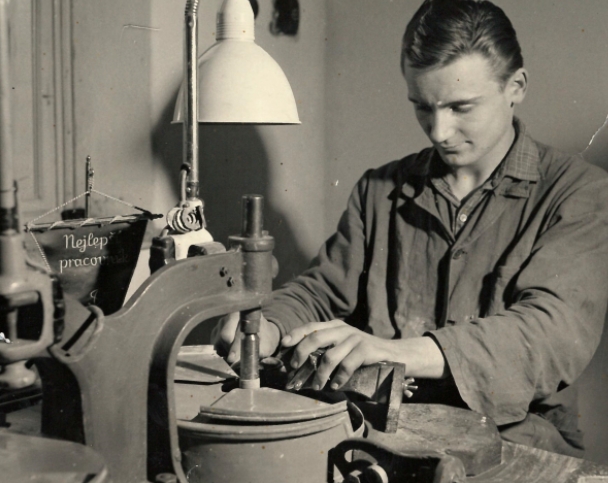 1957 - historická výroba šperků s českým granátem